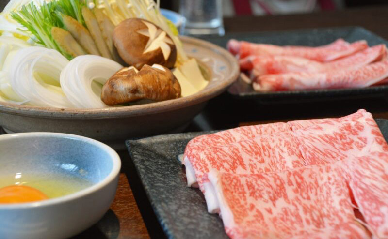 淡路牛の旨味と島野菜の甘みを味わう冬季限定すき焼きディナー。北坂養鶏場の卵や〆のうどん付きで、心も体も温まる贅沢なひとときを。